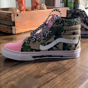 Vans size 6.5 women’s. Never worn custom design!!